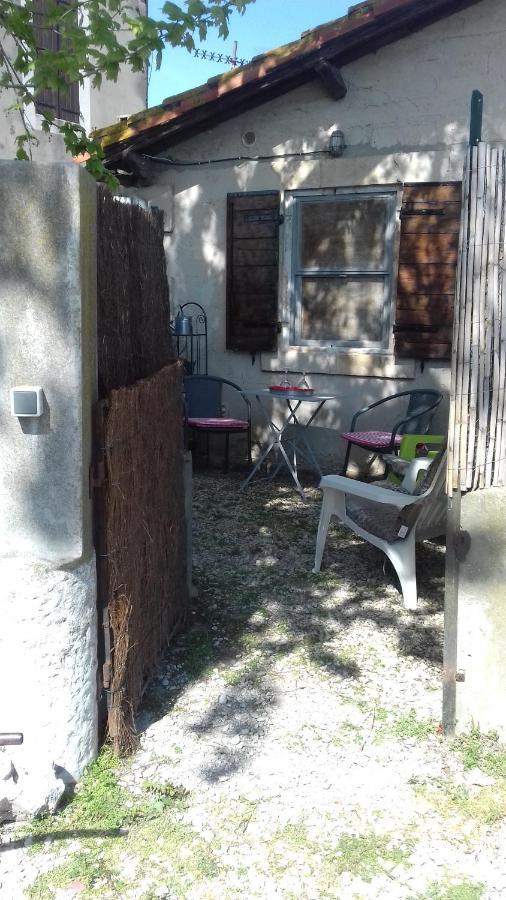 Petite Maison Dans La Campagne A 10 Mn A Pied Du Centre Ville Arles Buitenkant foto